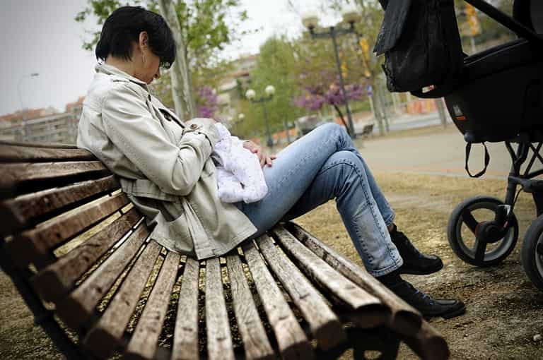 Smoking while breastfeeding ‘can permanently damage health of a child’ Smoking while breastfeeding ‘can permanently damage health of a child’