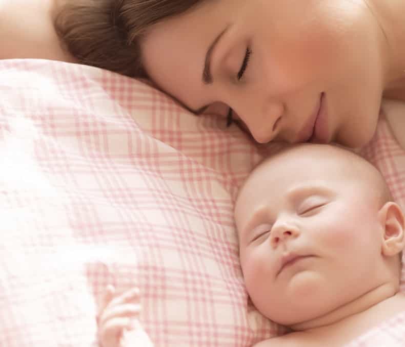 10 steps: How I became a co-sleeper… and LOVED it (kind of against my will!)