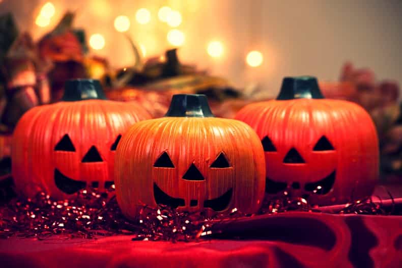 Ways To Freak Your Neighbours Out This Hallowe’en