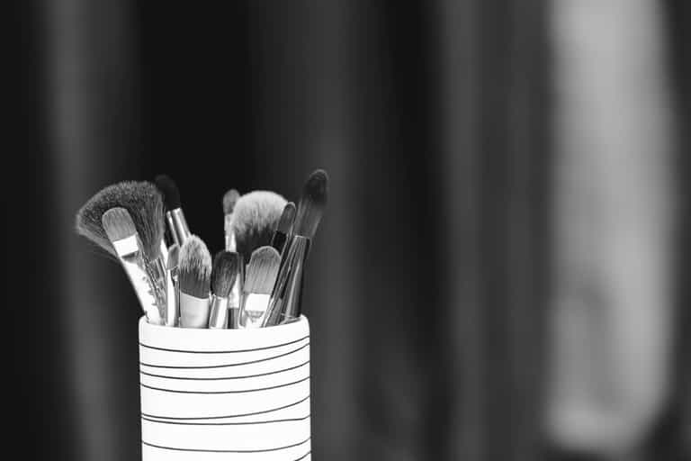 Babysitter transforms niece (3) into an old lady using makeup