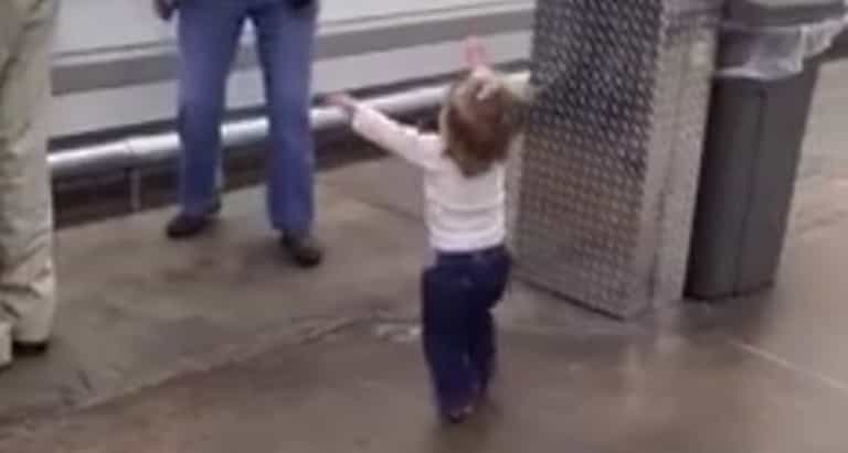 Watch: Little Girl Tries to Spread Joy to Customers in Supermarket