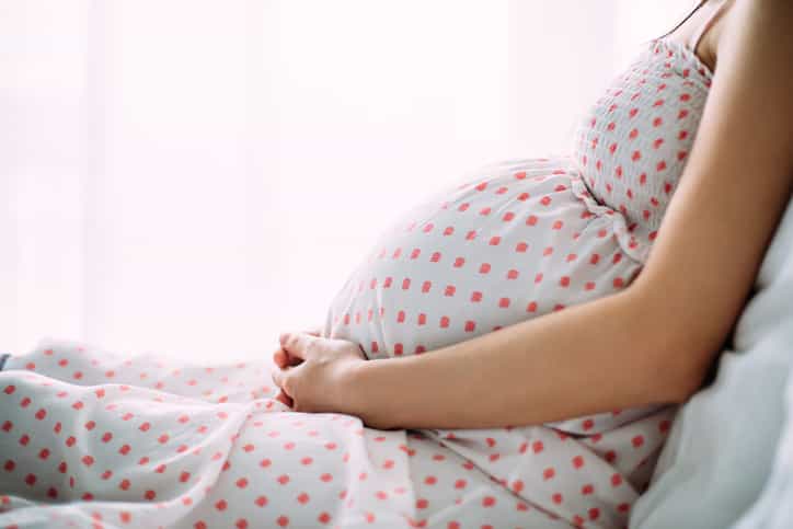Singing to your bump reduces your baby’s colic (and somebody please get the lady a mic)