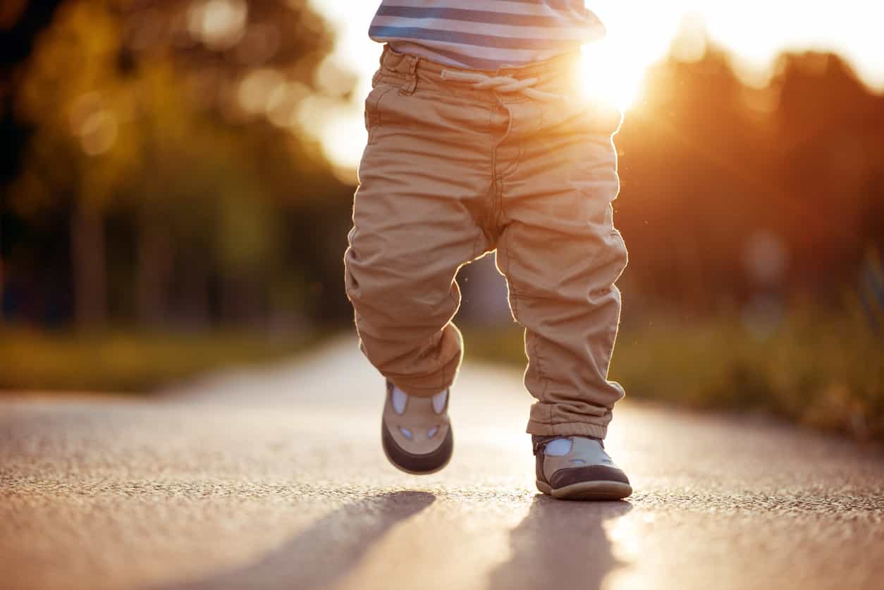 You have to see this baby starting to walk just minutes after being born