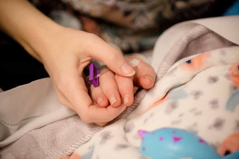 Girl in heartbreaking viral photo with her grandad has passed away Girl in heartbreaking viral photo with her grandad has passed away