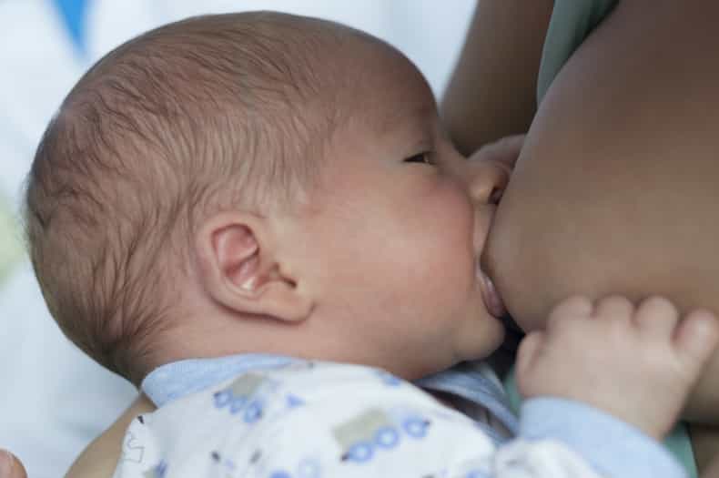 Breastfeeding within an hour of birth cuts babies’ death risk significantly