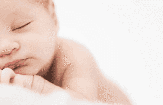 The moment a toddler meets his newborn sister for the first time has gone viral