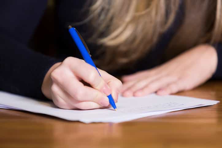 Stunning photo of mum breastfeeding during exam generates a lot of chat online