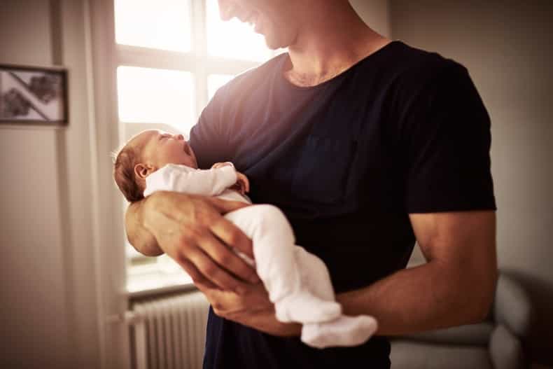 This dad’s nifty hack for giving his baby a bottle is pretty hilarious