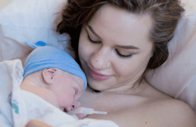 5 things you need to know before going to visit a new mum and her baby