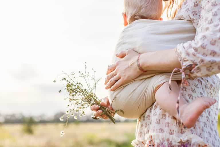 Mum furious after lending friend a baby sling…only to find it being sold online