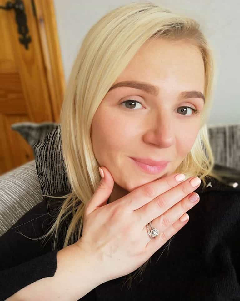 Irish parenting blogger gives birth to her daughter on her living room floor