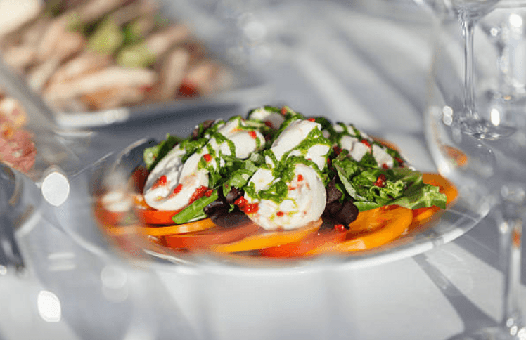 Bride left fuming as wedding guest fills lunch boxes with food from buffet