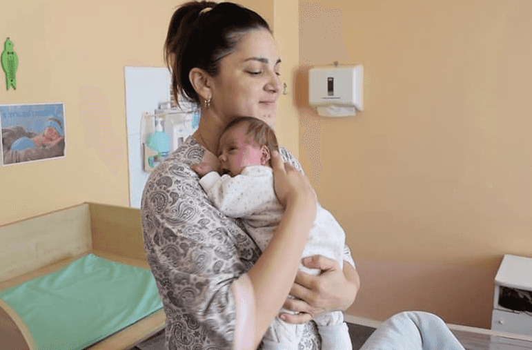 Woman with rare uterus condition gives birth to twins – 11 weeks apart
