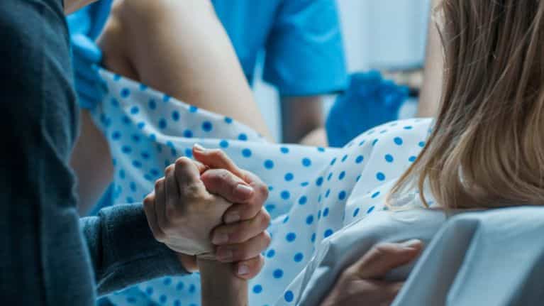 Mums-to-be advised to use comb during childbirth to try and ease labour pains