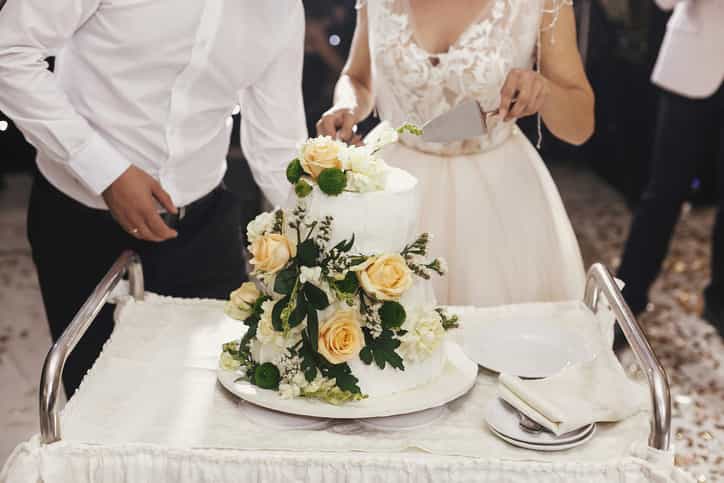 Bride tells bizarre story of how a random man proposed to his girlfriend at her wedding