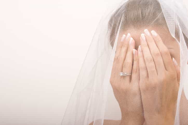 Groom calls his fiancée a ‘toddler throwing a tantrum over a sparkly toy’ for not wanting to buy a €90 wedding dress