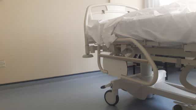 Close contact healthcare workers called back to hospitals due to shortage Close contact healthcare workers called back to hospitals due to shortage
