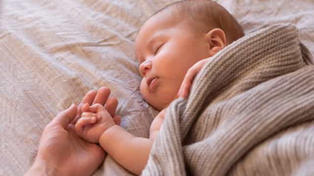 My friend uses this nifty trick to get her baby to sleep – and swears it always works My friend uses this nifty trick to get her baby to sleep – and swears it always works