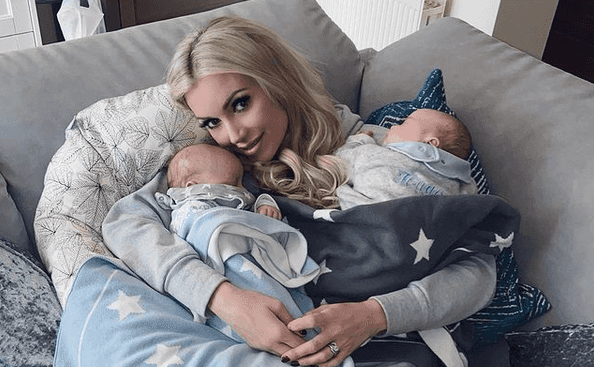 Rosanna Davidson has a very nifty – and hilarious – trick for telling her twin baby boys apart