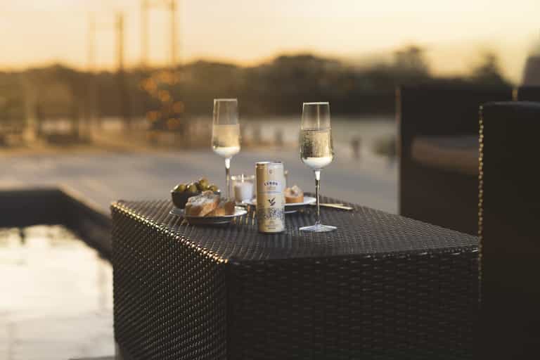 This non-alcoholic sparkling wine drink is the perfect summer treat for pregnant mums