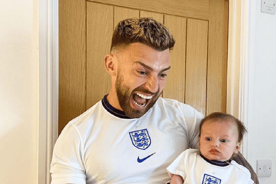“Who’s laughing now?” – Jake Quickenden updates trolls who called his baby ugly