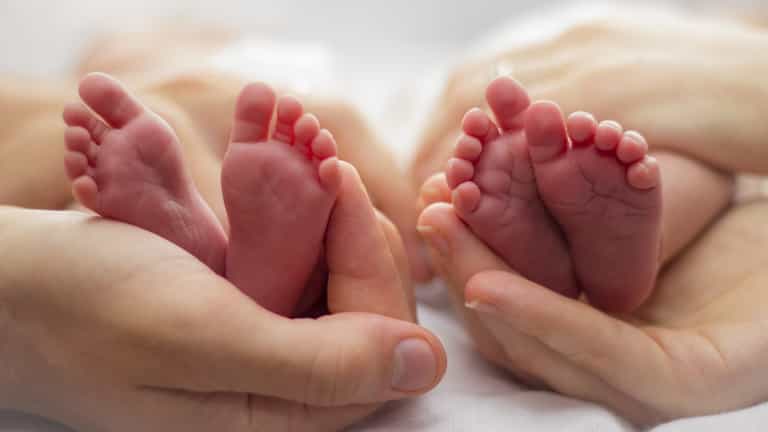 Best friends find out they’re pregnant on the same day and give birth an hour apart Best friends find out they’re pregnant on the same day and give birth an hour apart