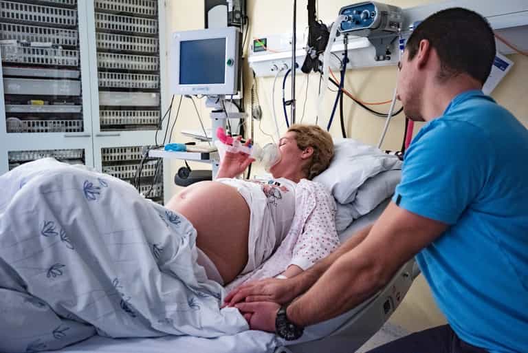 Dad sparks controversy after refusing to cut his baby’s umbilical cord