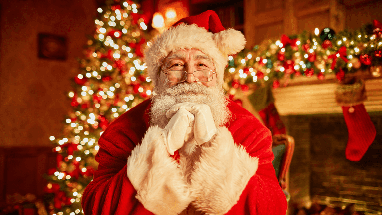 Hotel Santa applauded for his reaction after little girl refuses to sit on his lap