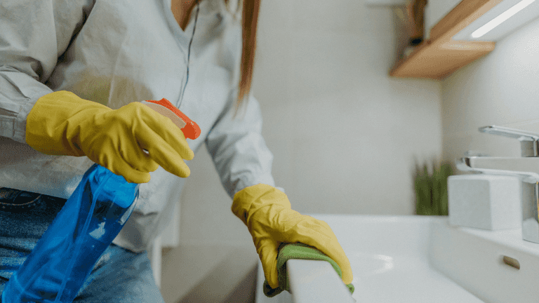 Cleaning expert issues warning about pink mould in bathrooms Cleaning expert issues warning about pink mould in bathrooms