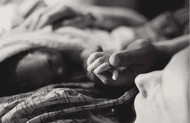Photographer chronicles labours on Instagram in real time