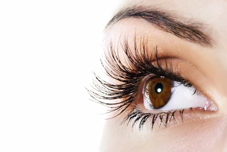 How to fake longer lashes using baby powder
