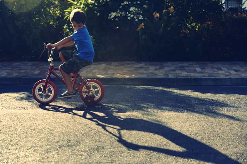 At What Age Should Children Be Allowed Play Outside Alone?