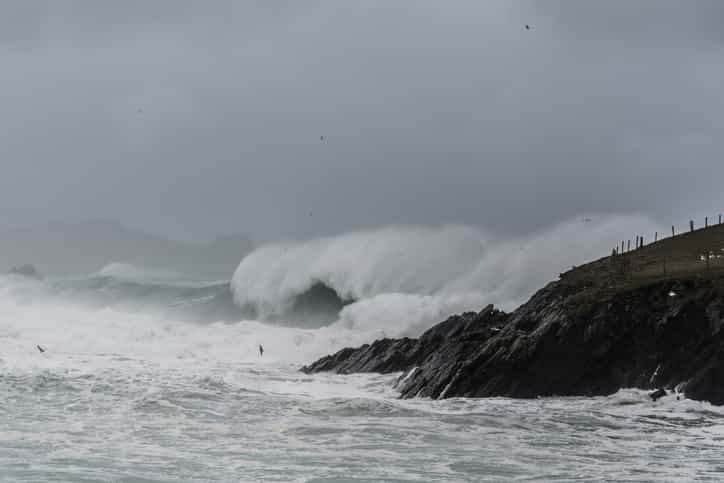 An Orange wind warning remains in place for 9 counties until this afternoon