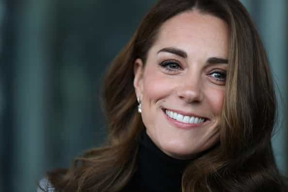 Kate Middleton arrives for Christmas lunch with the Queen and her outfit is impeccably festive Kate Middleton arrives for Christmas lunch with the Queen and her outfit is impeccably festive