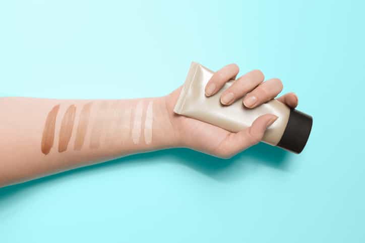 This brand new foundation blurs imperfections and it’s formulated with Hyaluronic Acid too