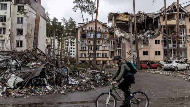 Pregnant woman and her baby killed following bombing of maternity ward in Ukraine