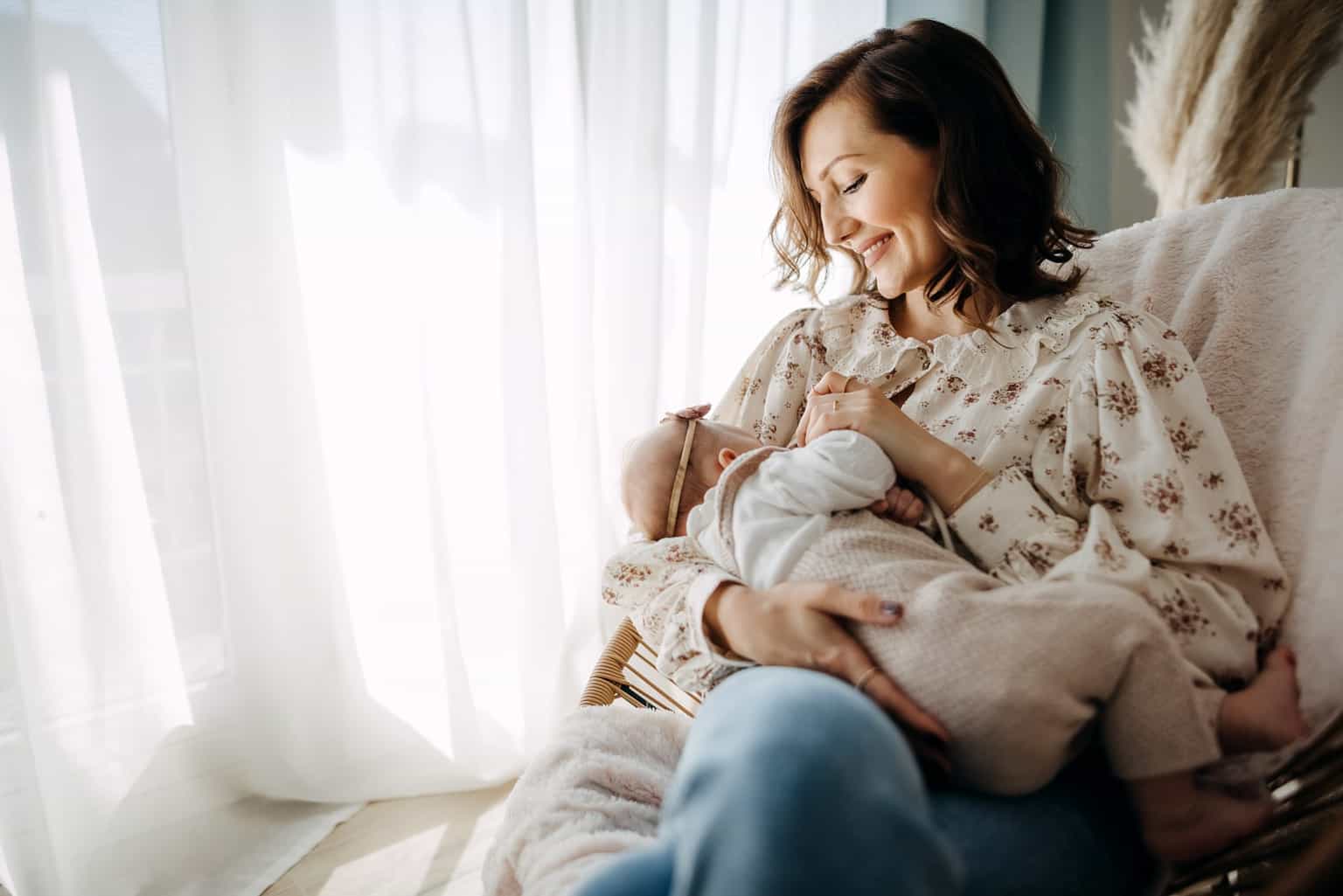 Mum gets mixed reaction to photo of her drinking beer while breastfeeding