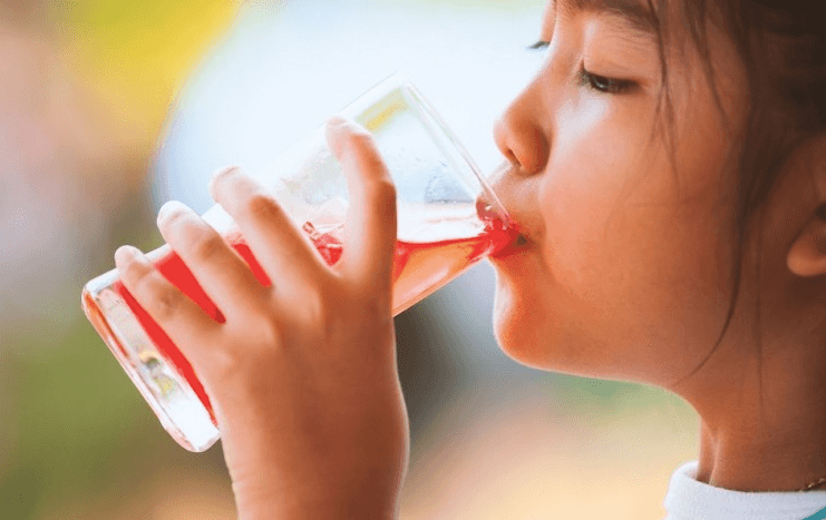 Waitress admits she waters down kids’ sugary drinks without telling parents Waitress admits she waters down kids’ sugary drinks without telling parents