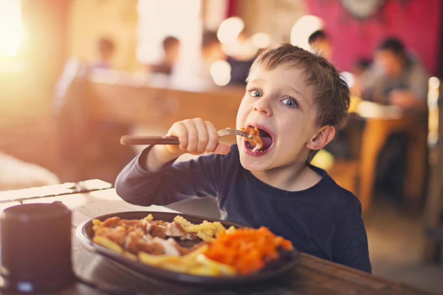 Mum given out to by waitress after leaving five year old alone at the table
