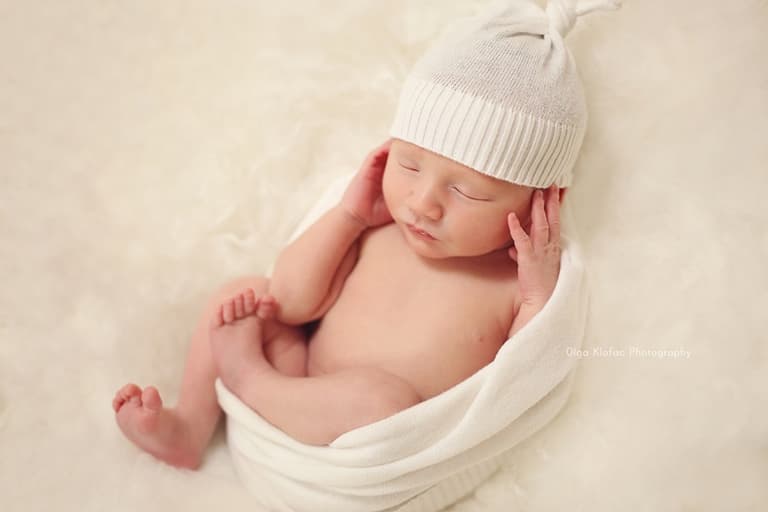 Thinking of booking a newborn photo session? This is what you need to know Thinking of booking a newborn photo session? This is what you need to know