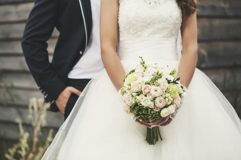 Bride adds dad’s ashes to her nails so he can ‘walk her up the aisle’