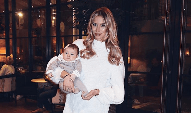 Ferne McCann and Dealz have teamed up for a new beauty line Ferne McCann and Dealz have teamed up for a new beauty line