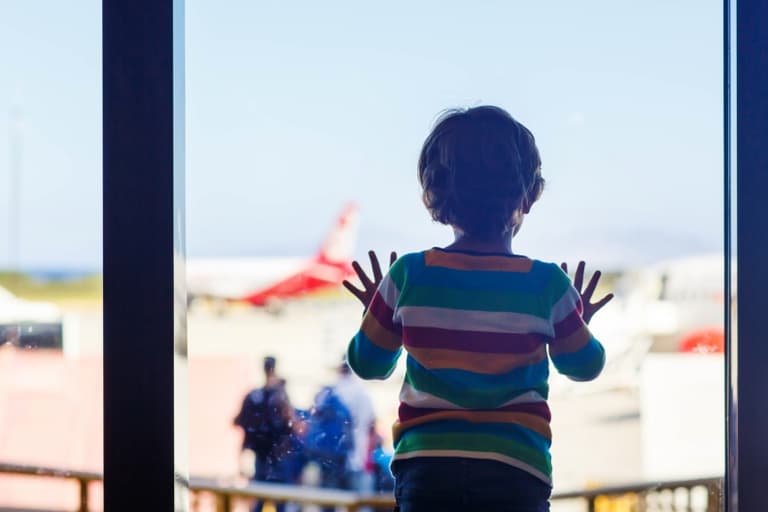 These strangers did an incredible thing for a mum struggling solo at the airport These strangers did an incredible thing for a mum struggling solo at the airport