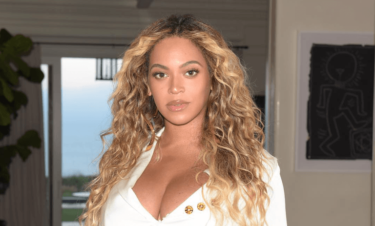 This is the EXACT highlighter Beyoncé used in her Vogue cover