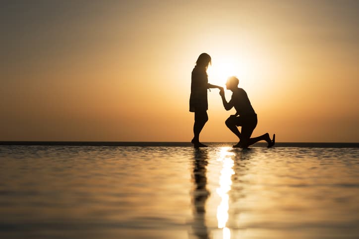 Cheating man proposes to wrong woman and his response is ridiculous Cheating man proposes to wrong woman and his response is ridiculous
