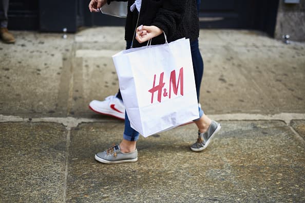 Irish bloggers are living for this €28 H&M holiday dress and it’s finally in stock