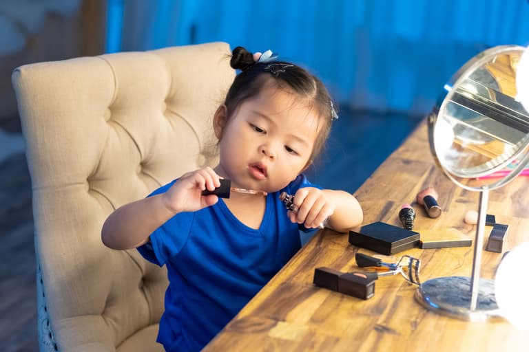 Mum outraged as niece gives her 6-year-old daughter make up Mum outraged as niece gives her 6-year-old daughter make up