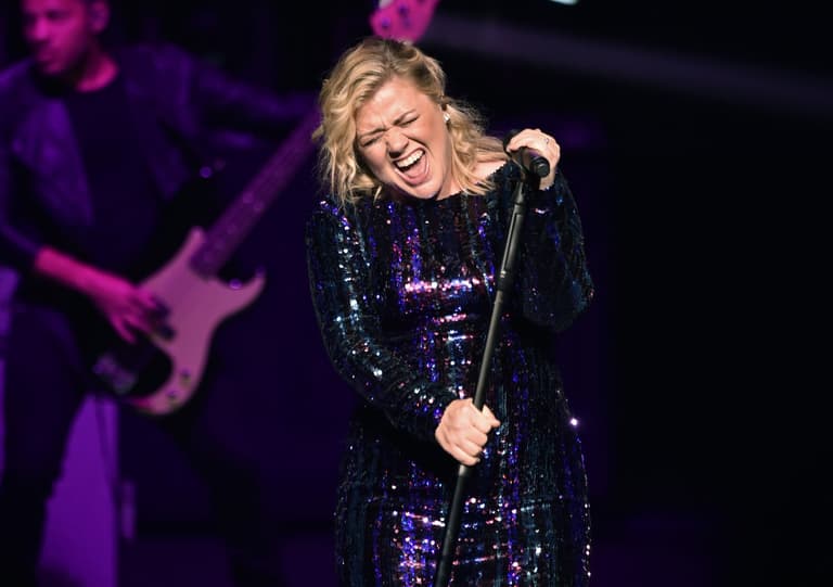 Kelly Clarkson says her ovarian cyst burst while she was filming The Voice Kelly Clarkson says her ovarian cyst burst while she was filming The Voice