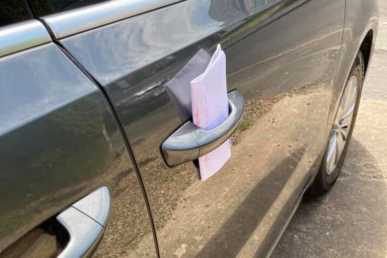 A note left by a stranger on this mum’s car left her near tears A note left by a stranger on this mum’s car left her near tears