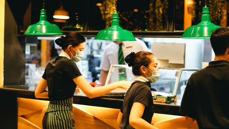 Calls for hospitality staff to be vaccinated immediately Calls for hospitality staff to be vaccinated immediately